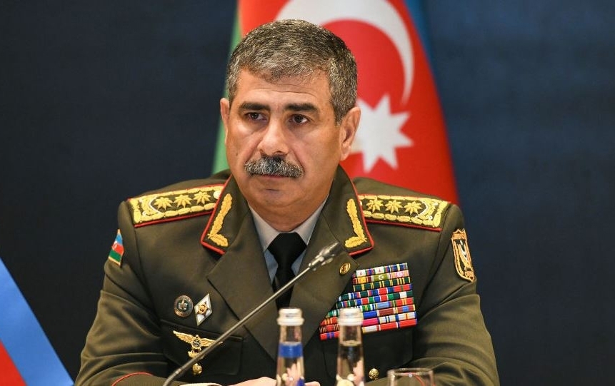 Müdafiə naziri qadınları təbrik edib