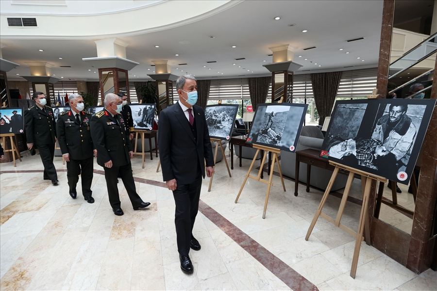Hulusi Akar Xocalı sərgisində - FOTO