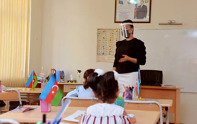 Bir direktor koronavirusdan öldü, 6 məktəb bağlandı