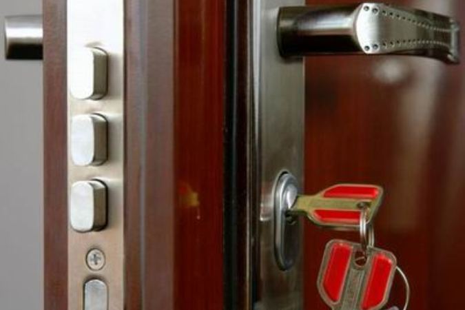Bağlı qapı arxasında qalan azyaşlı xilas edilib