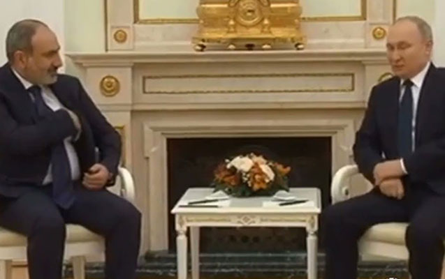 Paşinyan Putinlə görüşdə 10 dəfə “şparqalka”ya baxdı - Video