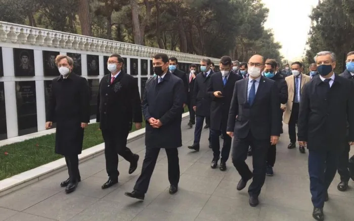 Türk Şurası rəsmiləri Fəxri və Şəhidlər Xiyabanını ziyarət ediblər