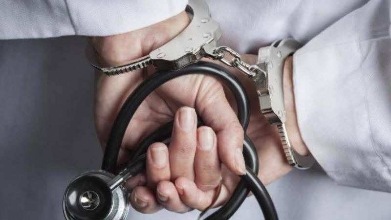 Daha bir həkim koronavirus xəstəsindən rüşvət aldığına görə HƏBS EDİLDİ