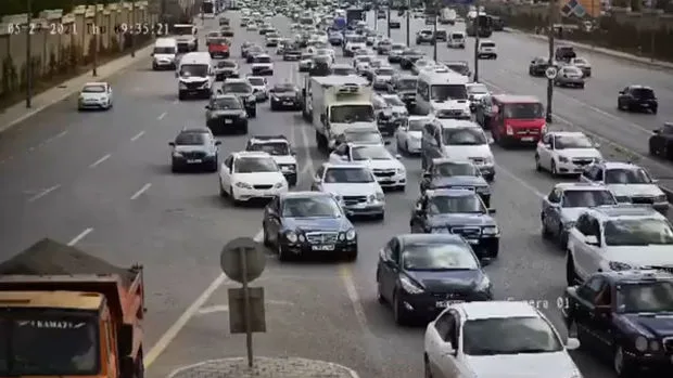 Bakıda yüzlərlə sürücünün qaydaları pozmasının görüntüləri yayıldı - VİDEO
