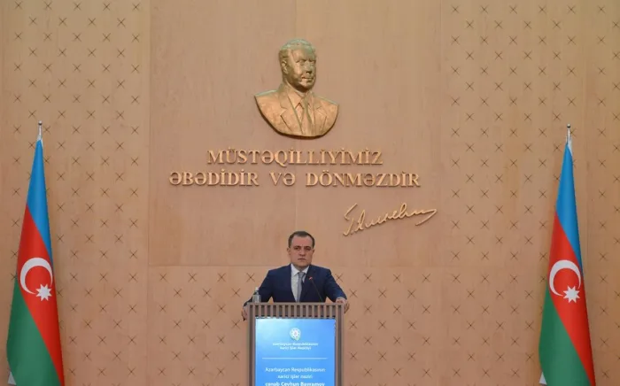 Nazir xarici ezamiyyətə gedən diplomatlarla görüşdü