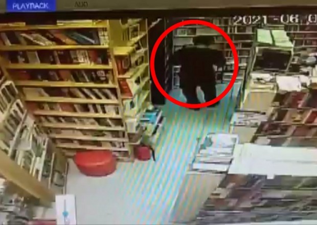 Kitab mağazasından 2 kitab oğurlayanlar saxlanıldı - Video