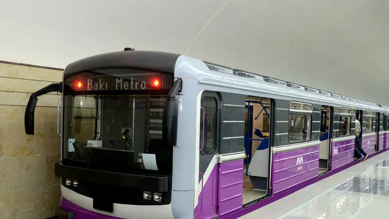 Metroda kişi huşunu itirdi – VİDEO