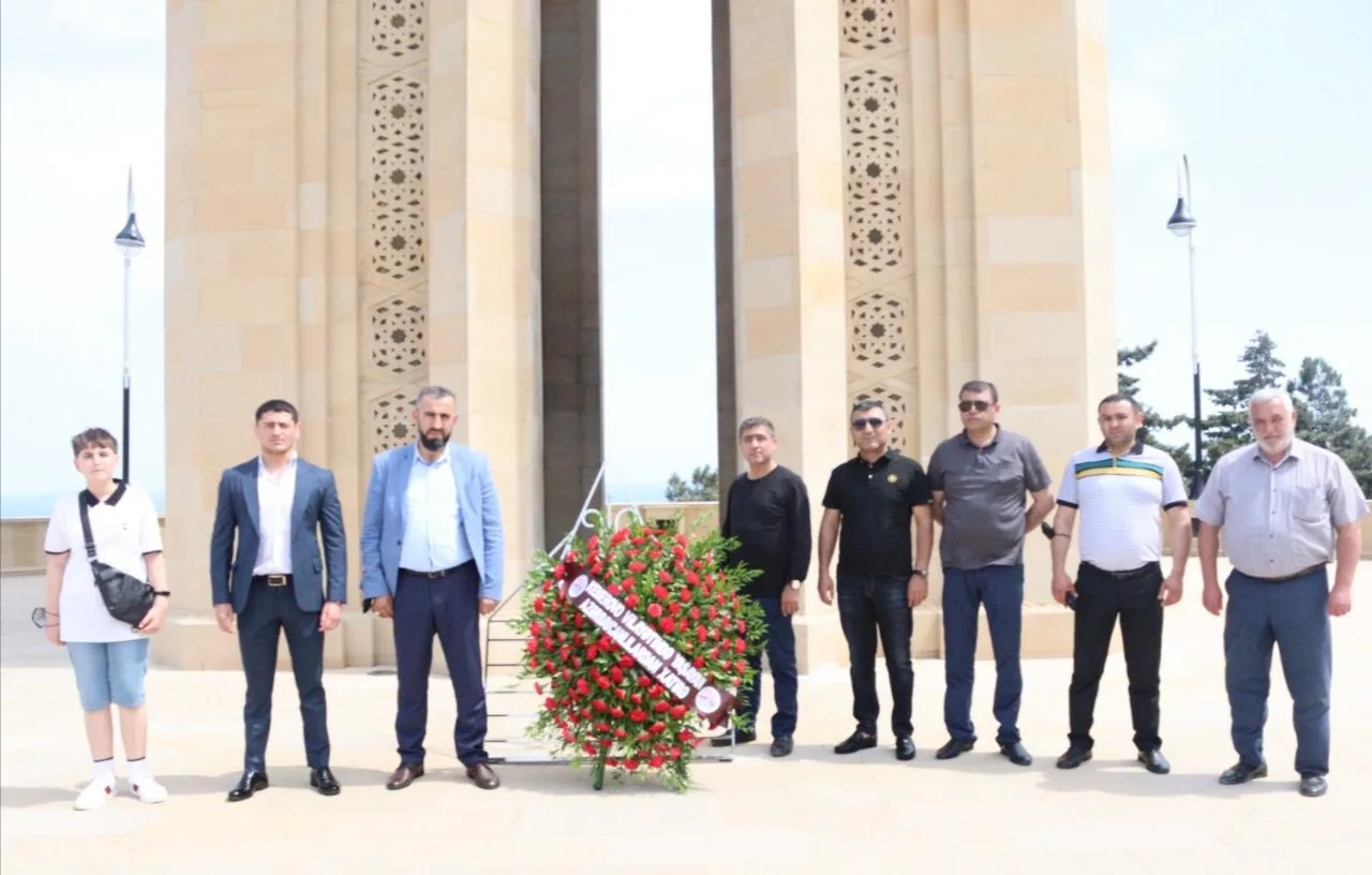 “Dostluq” MMM-nin nümayəndə heyəti Şəhidlər Xiyabanını və canlı qəhrəmanları ziyarət ediblər - Foto