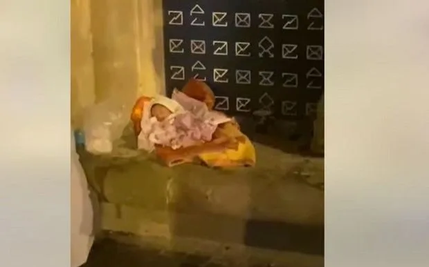 Körpəsinin yanında "patı"dan istifadə edən ananın görüntüləri yayıldı - VİDEO-YENİLƏNİB