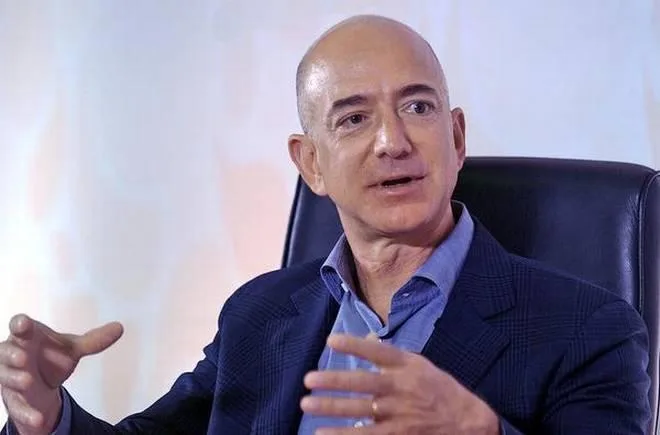Bezos dünyanın ən varlı insanı statusunu itirdi