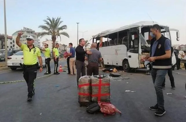 Rus turistlər Antalyada qəzaya uğradı - 3 ölü, 16 yaralı