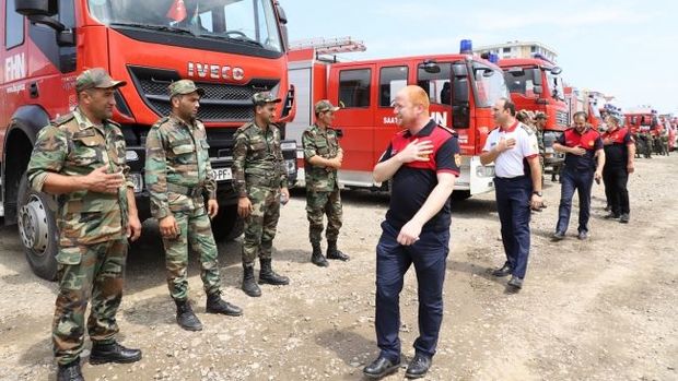 Azərbaycan yanğınsöndürənləri Türkiyədə böyük sevinclə qarşılandı – FOTO