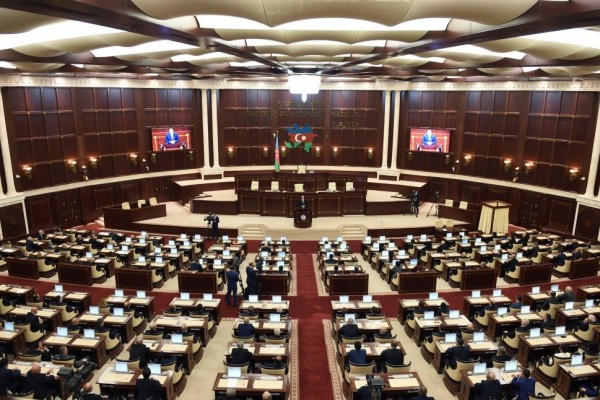 Parlament polisi döyən deputata görə toplanır