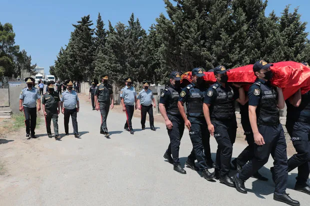 Daxili işlər naziri polis əməkdaşı ilə vida mərasimində iştirak edib - FOTO