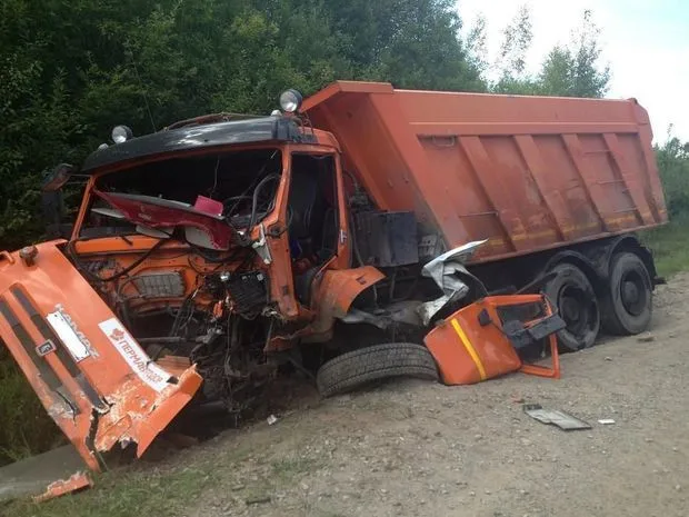 Beyləqanda asfalt daşıyan “KamAZ” aşıb