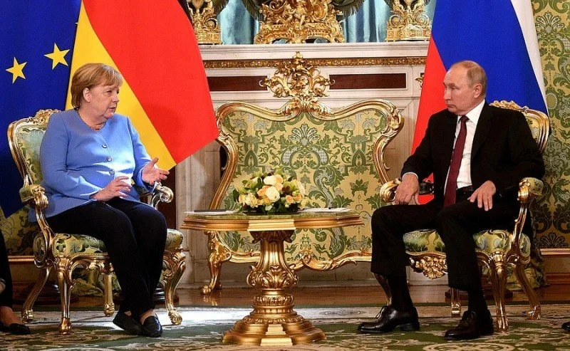 Putinlə görüş zamanı Merkelə zəng vuran kimdir? - Video