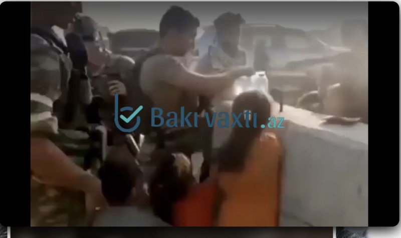 Azərbaycan əsgərləri Kabildə əhaliyə su payladı - VİDEO