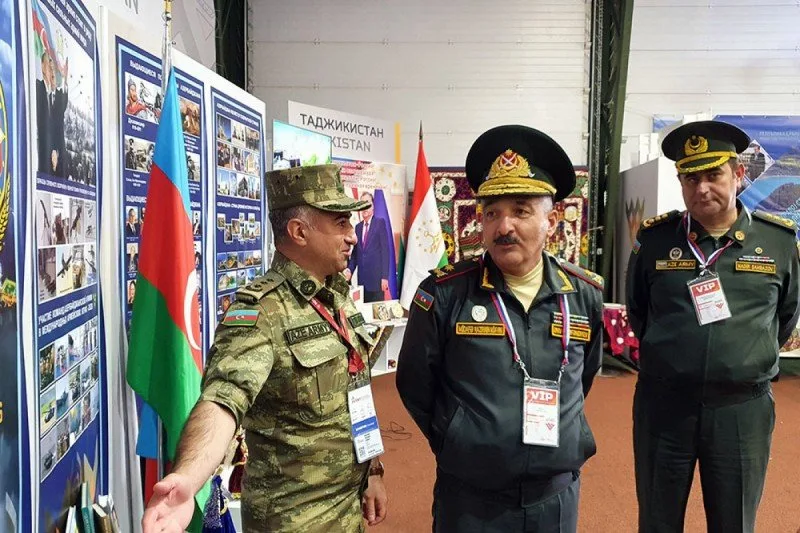 Azərbaycanın Quru Qoşunları komandanı Moskvada səfərdədir - FOTO