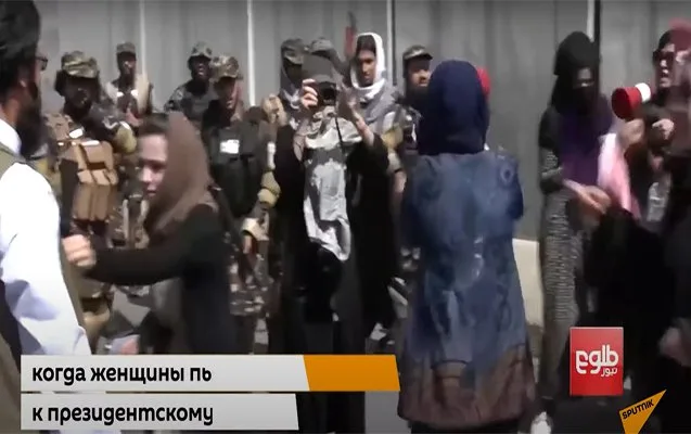 Kabildə “Taliban” və qadınlar üz-üzə gəldilər - VİDEO