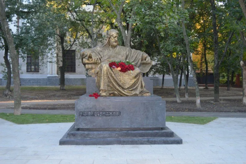 Xarkovda Nizami Gəncəvinin abidəsi ucaldıldı - FOTO