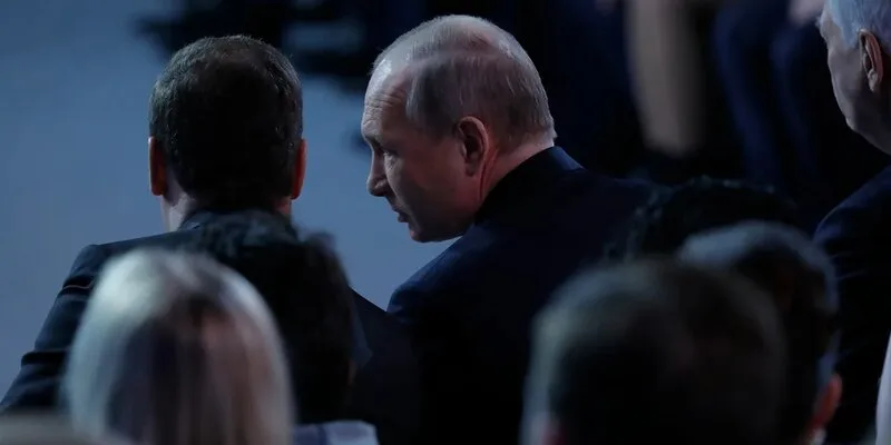 Putinin əhatəsində onlarla insan koronavirusa yoluxub