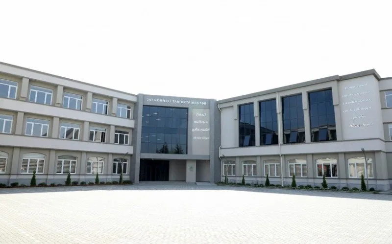 İlham Əliyev 307 saylı tam orta məktəbdəki şəraitlə tanış oldu - FOTO