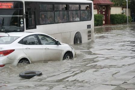 Bakıda avtobusu su basdı - “BakuBus”da biabırçılıq (VİDEO)