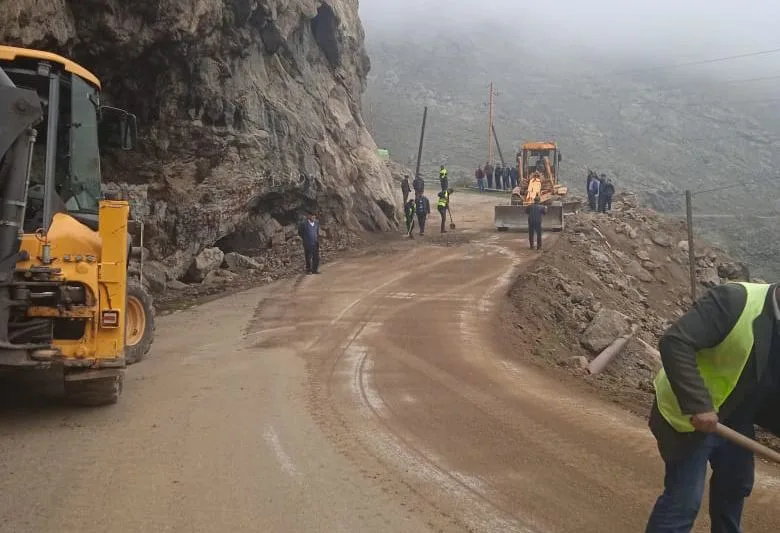 Lerikdə qaya uçqunu olan yolda hərəkət tam bərpa edilib
