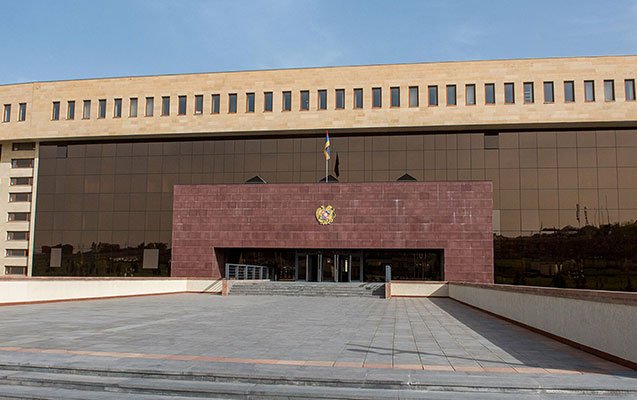 Ermənistanda nazirlik rəsmisi hərbi hissəni satıb