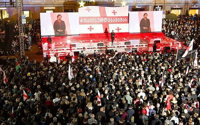 Tbilisidə Saakaşvilinin tərəfdarları aksiya keçirir - VİDEO