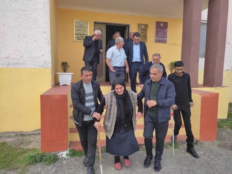 Deputat İlham Məmmədov şəhid ailəsi ilə görüşüb