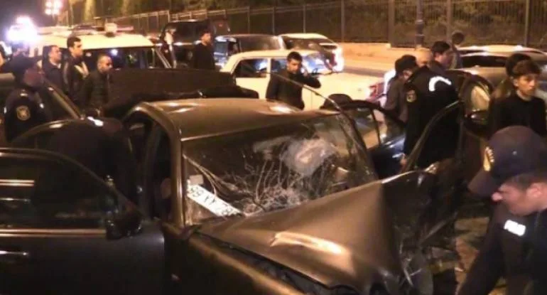 Bakıda polis əməkdaşı qəzaya düşdü: Maşında qaldı