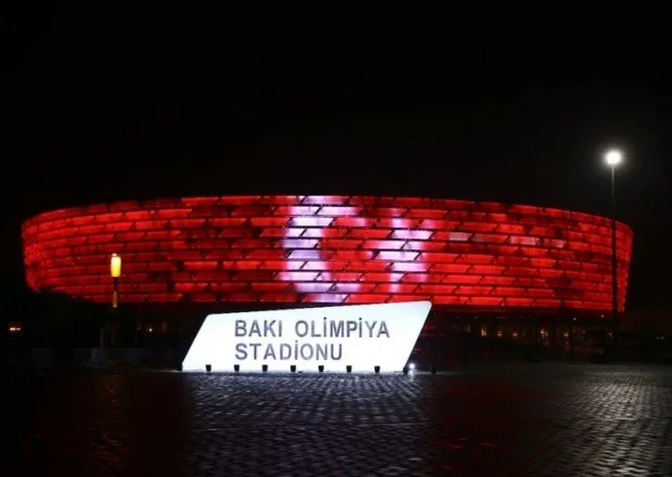 Bakı Olimpiya Stadionu Türkiyə bayrağı ilə işıqlandırılıb