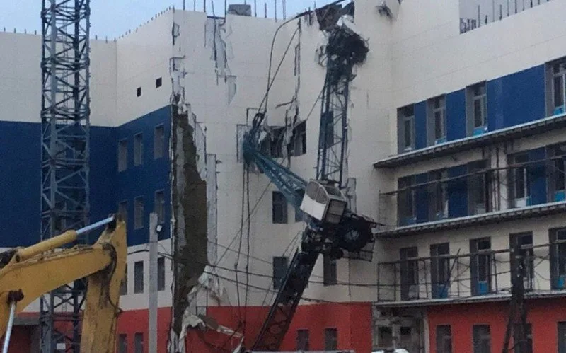 Şanxayda kranın uçması nəticəsində ölən və yaralananlar var