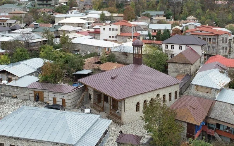 Prezident və xanımı Lahıcdakı Bədöyün məscidində aparılan bərpa-təmir işləri ilə tanış oldular