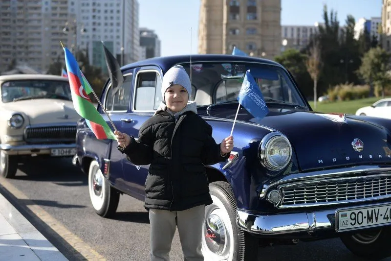 Bakıda klassik avtomobillərin yürüşü keçirildi - FOTOLAR