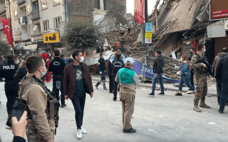 Türkiyədə bina çökdü - Dağıntılar altında qalanlar var