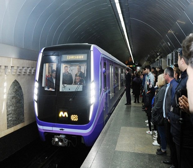 Metroda problem yaranıb - sərnişinlər qatardan düşürülüb