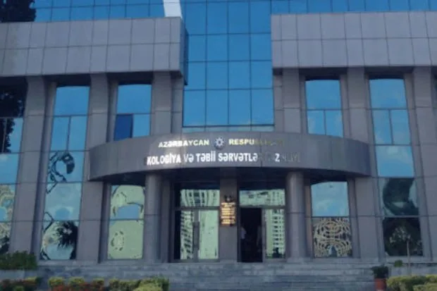 Bakıda nazirliyin binasında tüstülənmə