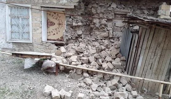 Zəlzələ Ağsuda dağıntılara səbəb oldu - Foto