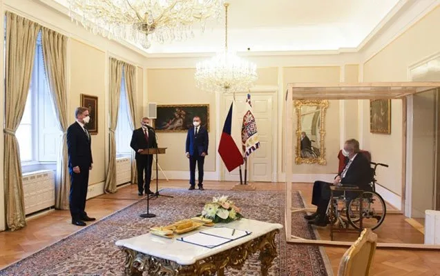 Yeni baş nazir and içdi, prezident şüşə arakəsmədən izlədi - FOTO