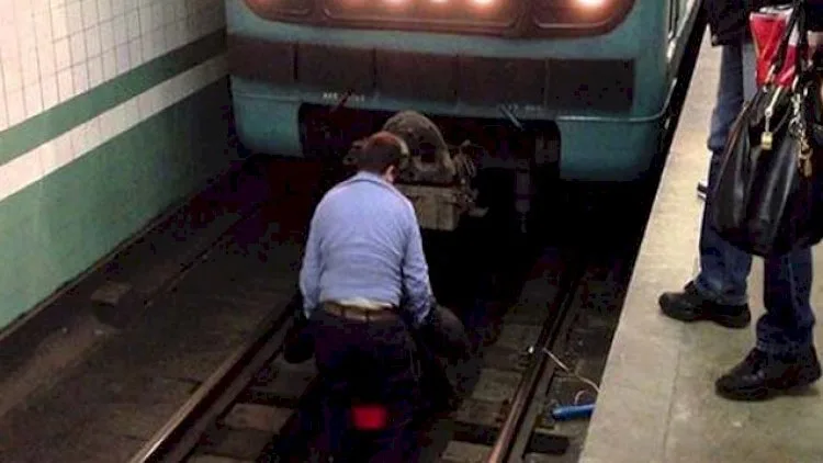 Metroda HƏYACANLI ANLAR: sərnişin qatar yoluna düşdü