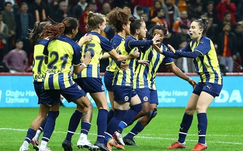 "Fənərbağça" "Qalatasaray"ı 7 cavabsız qolla məğlub etdi