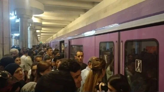 Metroda dəhşətli anlar: Yaşlı kişi qatarda vəfat etdi