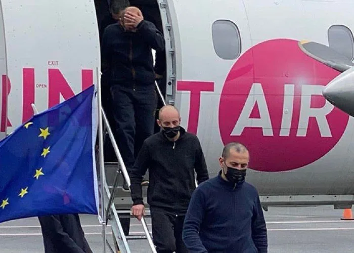 Təhvil verilən 10 ermənini Ermənistana Toivo Klaar apardı - FOTO