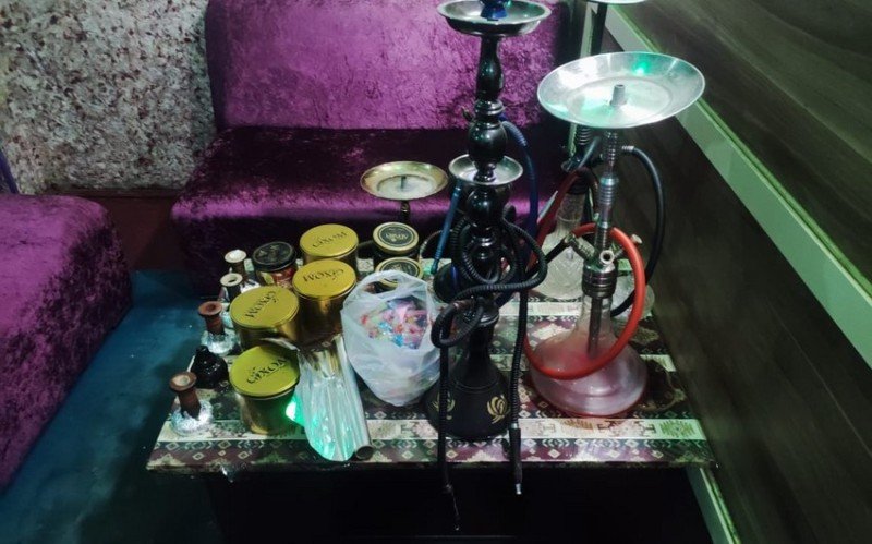 Müştərilərə qəlyan təklif edən çay evi aşkarlandı