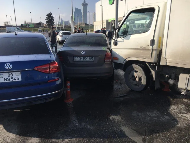 Bakıda hipermarketin həyətində ZƏNCİRVARİ QƏZA - FOTO