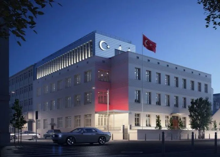 Türkiyənin Varşavadakı səfirliyinə hücum oldu