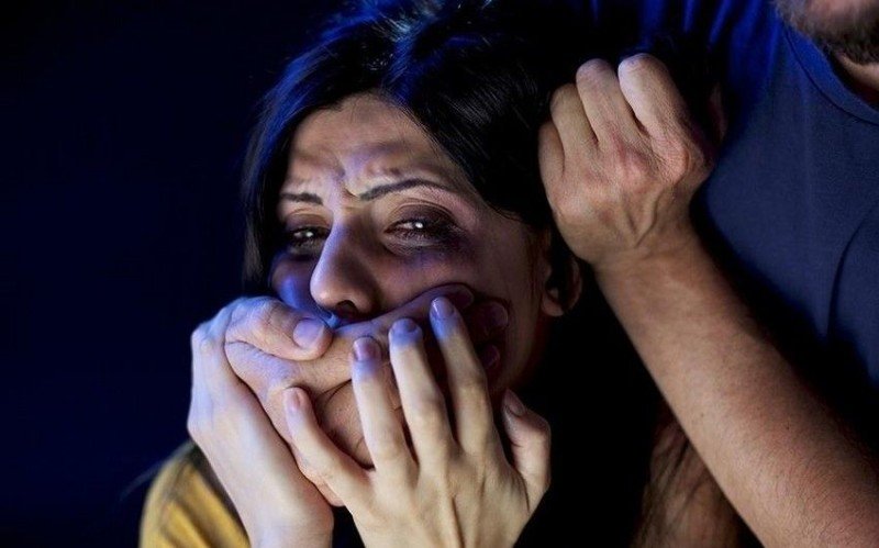 Saatlıda DƏHŞƏT: Kişi qardaşını və onun arvadını bıçaqladı