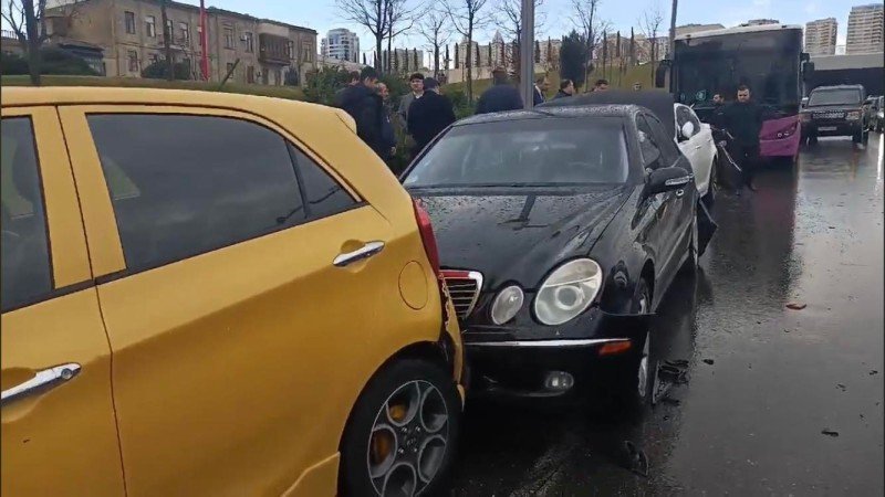 Bakıda zəncirvari qəza: Avtobus avtomobillərə çırpıldı